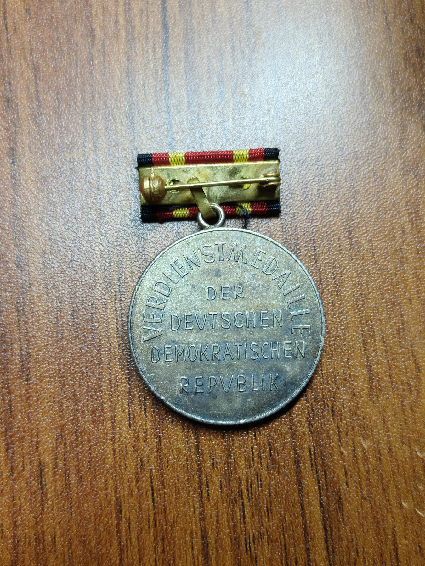 蜀地medal徽章收藏 春季精品拍场 德意志民主共和国国家荣誉勋章 早期珐琅材质带盒版本