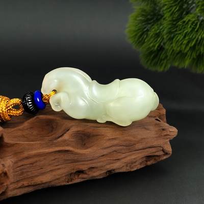 碧月说宝.君子怀瑾·当代和田玉清风专场(四) - 和田黄玉马挂坠