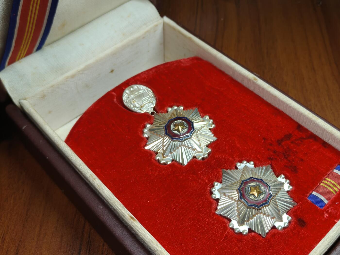 蜀地medal徽章收藏 春季精品拍场 朝鲜罕见 三级国旗勋章外授版皮盒一套