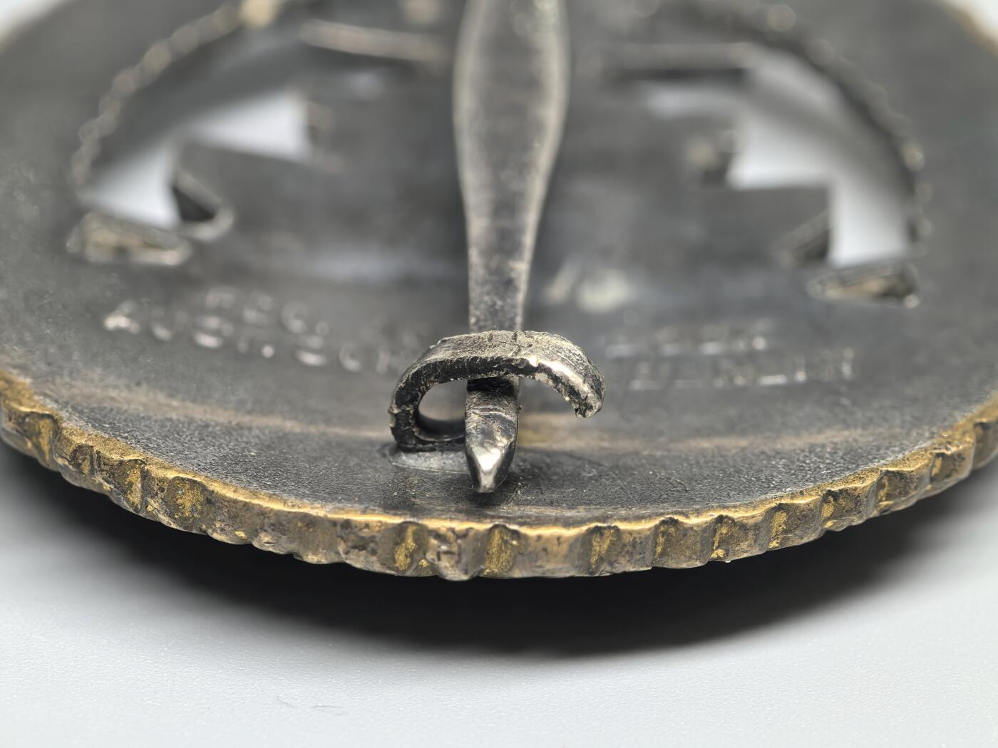 小驴勋章奖章收藏3月21日周六晚六点拍卖（珍爱和平，收藏战争，铭记历史，勿忘国耻，忠党爱国。有偿代拍，送拍规则在简介最后，参拍须阅读规则后再参拍，关系到运费包装发货时效真假辨别等关键信息，拍卖时不再发原图，看大图店主微信码在拍卖店铺介绍里） 得三海军公海舰队奖章，早期tombak铜质镀银镀金，标准施未林Adolf Bock/Schwerin第1版，背打Fec.Adolf Bock/Ausf.Schwerin.Berlin厂标，轻微佩戴好品