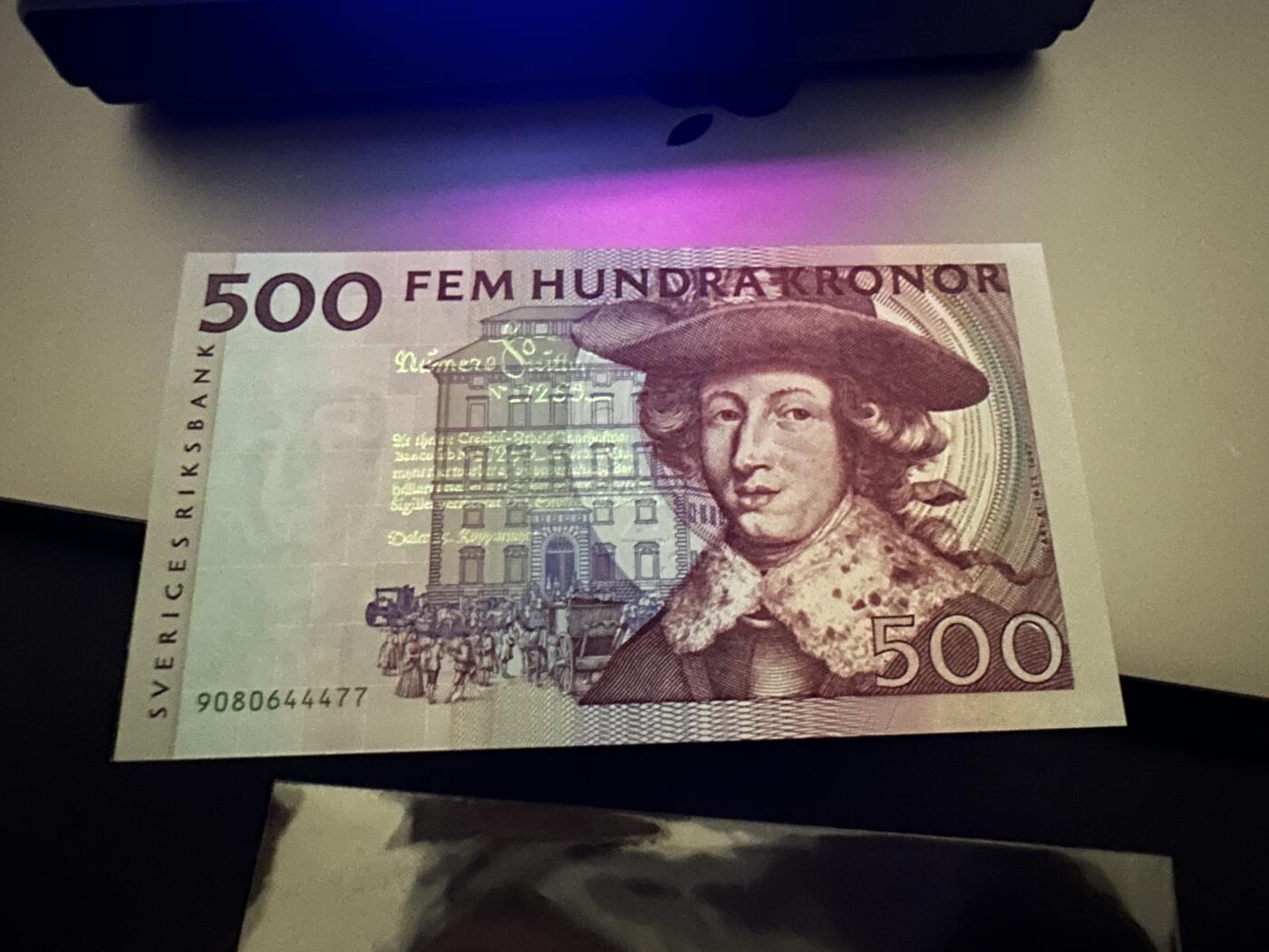 《外钞收藏家》第六百二十二期（精品场）（长期征集拍品、欢迎藏友们联系合作） 瑞典500克朗 红色卡尔 全新UNC