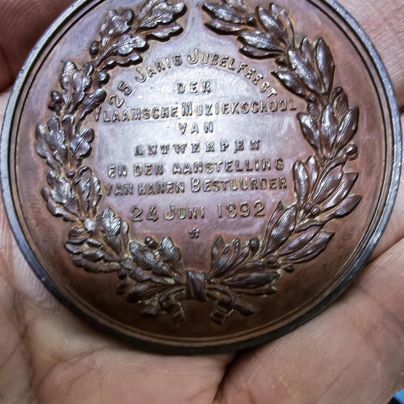 3月19日 🌏全球币章 珍品:1892年 比利时《安特卫普弗拉芒音乐学校25周年庆典》（今皇家弗拉芒音乐学院）50㎜大铜章 作曲家 Peter Benoit (1834-1901) 是比利时国宝级作曲家，弗拉芒民族乐派的复兴之父，1867年创办了安特卫普弗拉芒音乐学校，纪念他执掌该校25周年。著名法国雕刻师Louis Dupuis签名（新艺术运动时期法国顶尖章牌艺术家） 