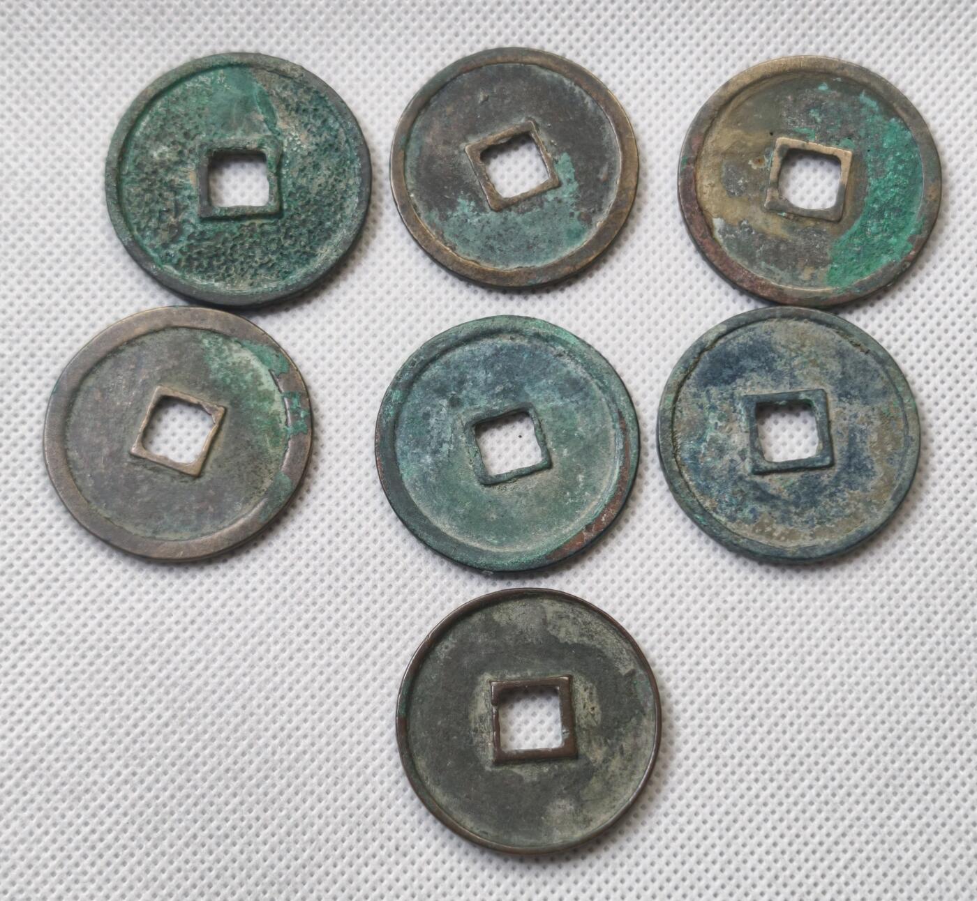 甄臻铺-世界币章拍卖（第55期），3月28日甄品场（直播拍卖）拍品征集中，送拍享返佣金等优惠多多 崇宁通宝3枚，包含一枚抽示版，崇宁重宝4枚，共七枚一组