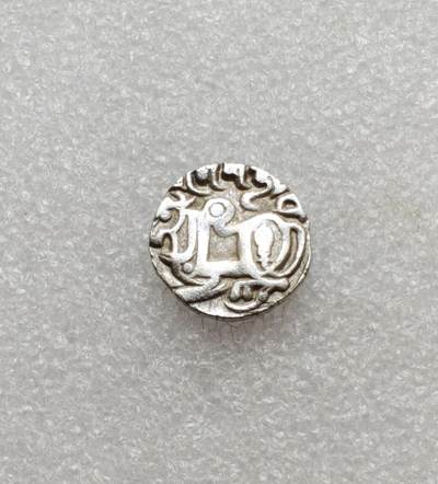 瓶子🏺第233期拍卖会 - 突厥沙希王朝（Turk Shahi，约公元650–850年）的打制银币，俗称“牛瘤骑士币”，是古代阿富汗与北印度地区的标志性货币，见证了中亚游牧文明与印度本土文化的深度融合