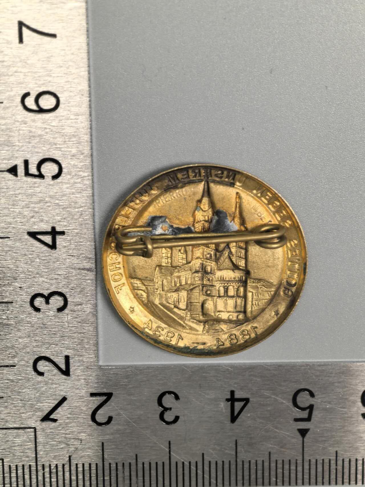 小驴勋章奖章收藏3月21日周六晚六点拍卖（珍爱和平，收藏战争，铭记历史，勿忘国耻，忠党爱国。有偿代拍，送拍规则在简介最后，参拍须阅读规则后再参拍，关系到运费包装发货时效真假辨别等关键信息，拍卖时不再发原图，看大图店主微信码在拍卖店铺介绍里） 科隆教堂证章