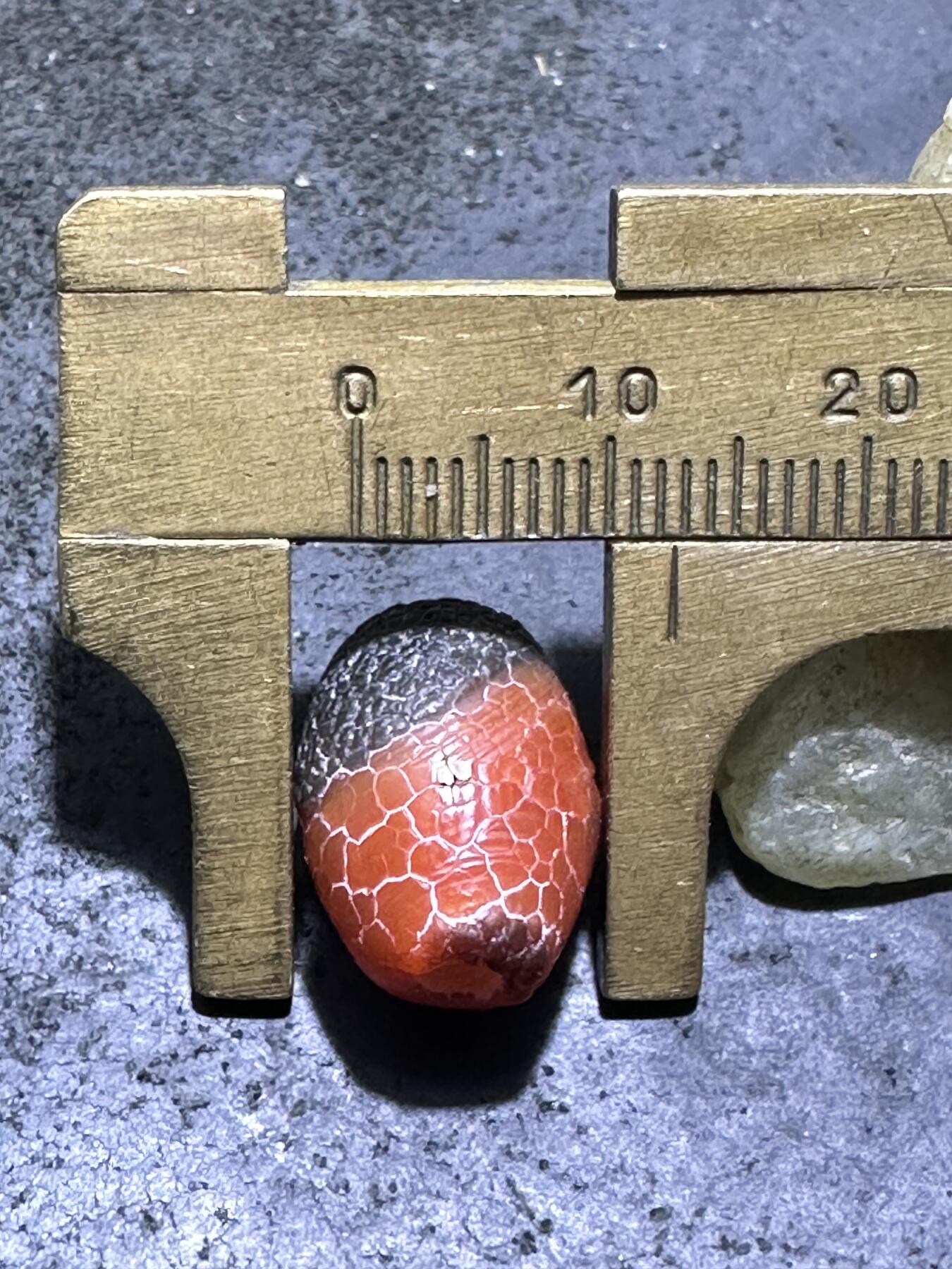 高玉化龙鳞风化纹缠丝玛瑙随形桶珠一颗，