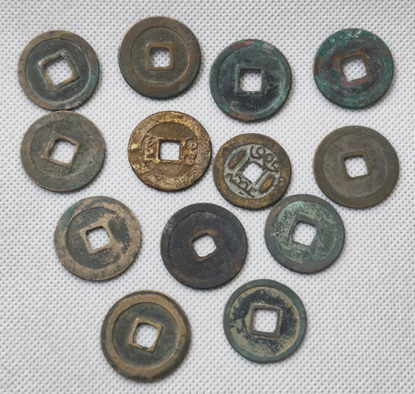 甄臻铺-世界币章拍卖（第55期），3月28日甄品场（直播拍卖）拍品征集中，送拍享返佣金等优惠多多 散铜钱一组，共十三枚