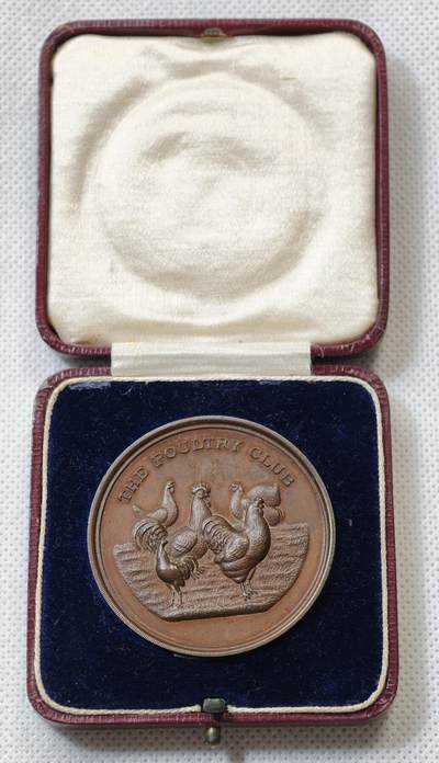 甄臻铺-世界币章拍卖（第55期），3月28日甄品场（直播拍卖）拍品征集中，送拍享返佣金等优惠多多 - 1877年英国“THE POULTRY CLUB”家禽俱乐部奖章纪念铜章，该俱乐部成立于1877年，奖章保存于带有蓝色绒布内衬原盒，直径45毫米，重46克，英国古典一贯的厚重。