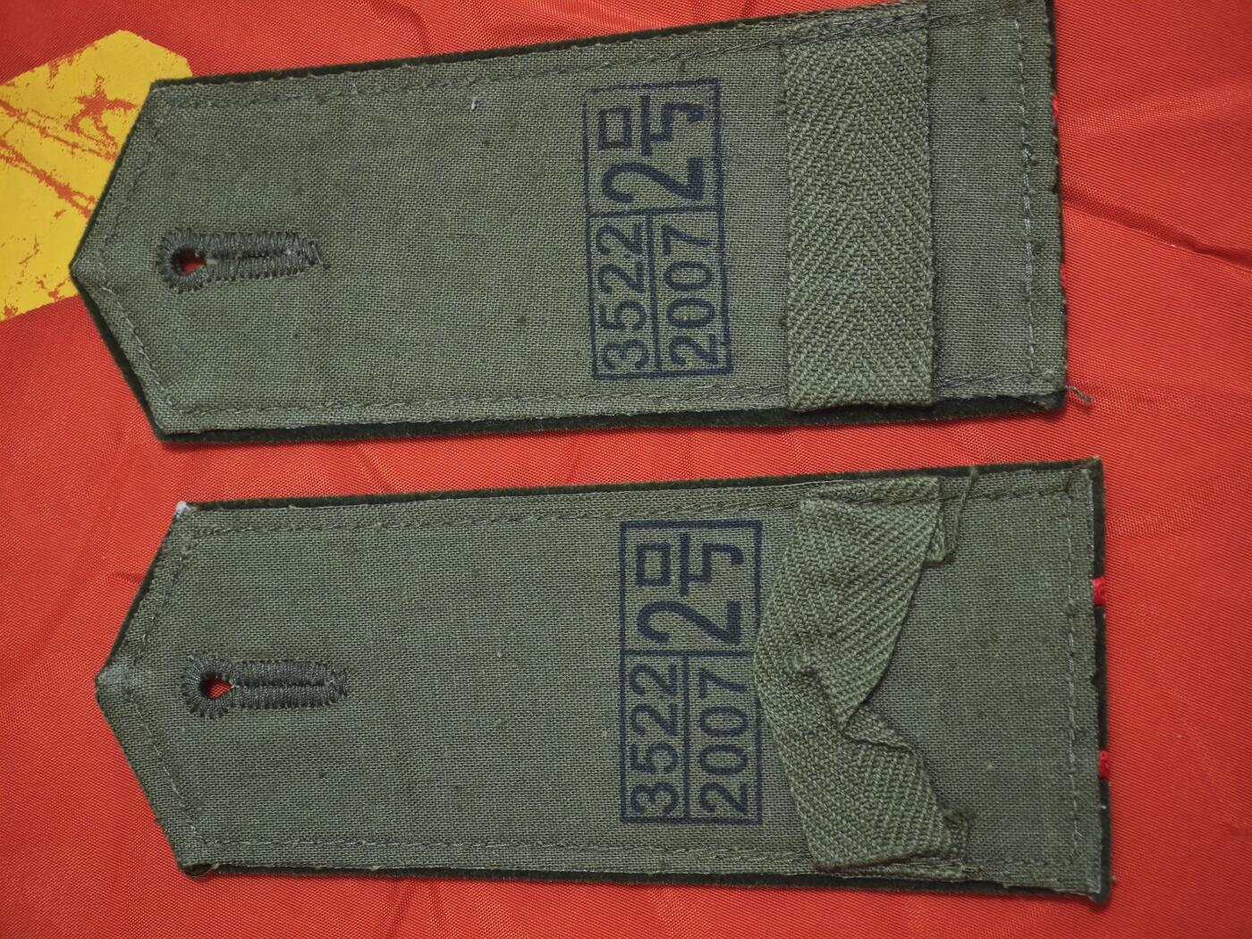 橙子收藏第六期 87式陆军少尉冬季/绒面肩章，品相完好，是我军恢复军衔制时期的标志性制式装备。