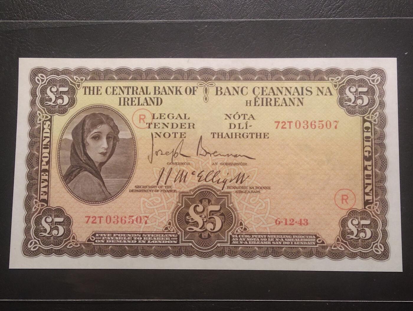 2026三月第三期，总第220期 爱尔兰1943年5镑AUNC，早期下方有英爱两国货币互换协议的版本，以及加盖二战时期印刷的紧急识别字母，爱尔兰人格化象征“拉维利夫人”，稀有战时中高面值