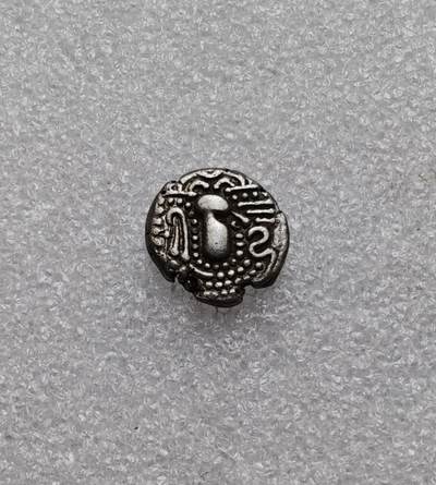 瓶子🏺第233期拍卖会 - 公元4–6世纪嚈哒王朝（又称“白匈奴”）的打制银币，是丝绸之路中亚段的重要货币类型，融合了贵霜、萨珊与游牧民族的文化特征 简化国王头像，呈现典型的“扁头”特征（嚈哒王族的人工扁头习俗），周围环绕婆罗米文/巴克特里亚文铭文，记录国王名号与宗教箴言，外围饰以连珠纹边框  背面中央为琐罗亚斯德教火坛与侍从图案（源自萨珊波斯钱币），两侧为新月与星点符号，象征祆教信仰与王权