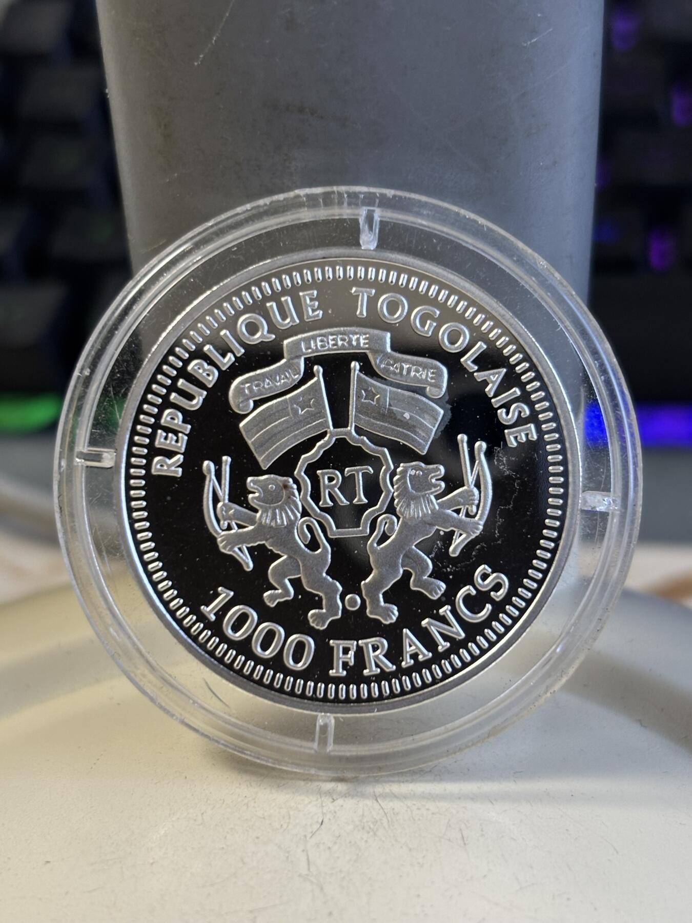 第194期拍卖 多哥2004年历史人物弗里德里希·冯·精制纪念银币，999银，15克，发行5000枚，塑料盒有裂痕，币有白斑，