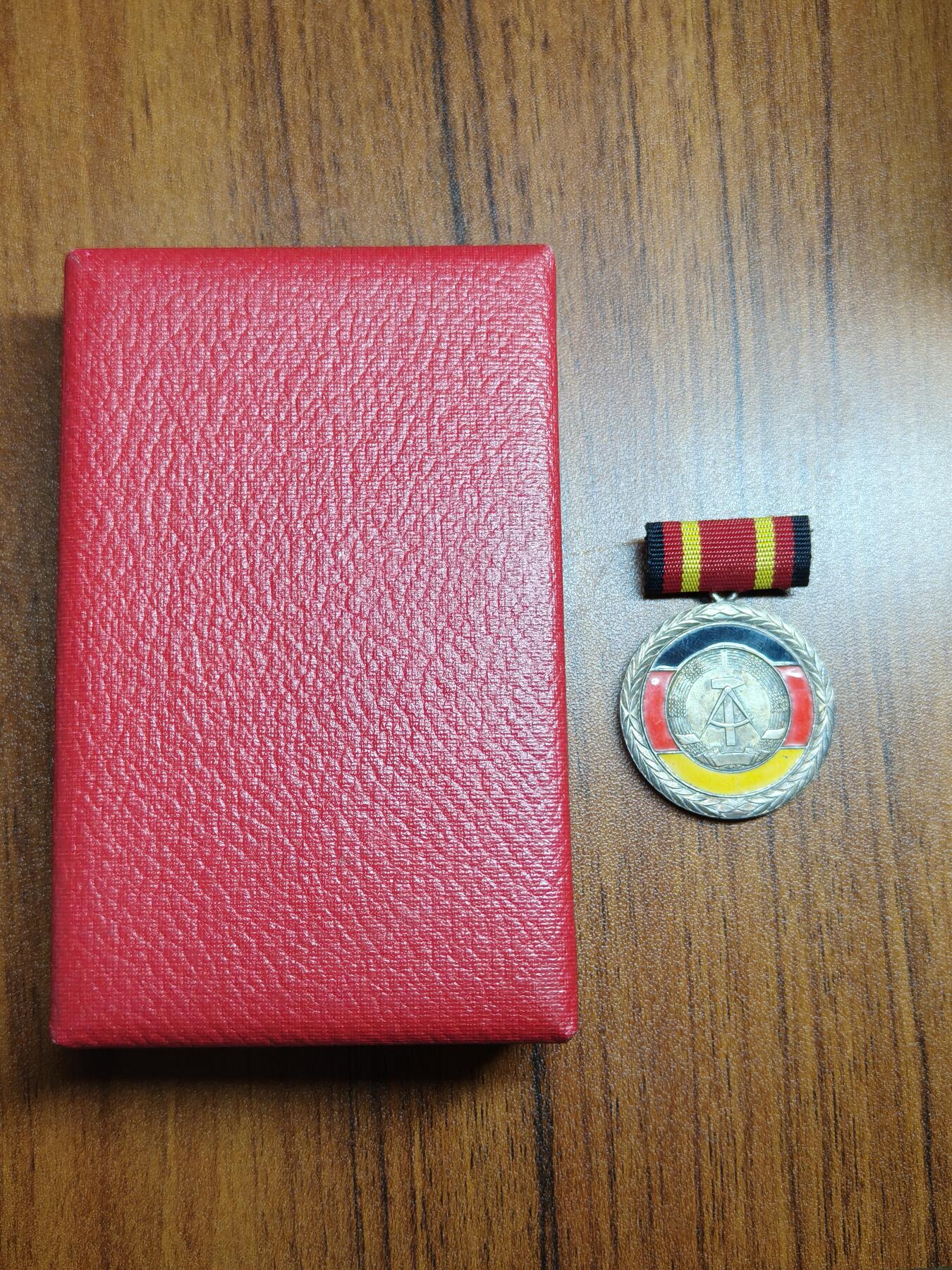 蜀地medal徽章收藏 春季精品拍场 德意志民主共和国国家荣誉勋章 早期珐琅材质带盒版本