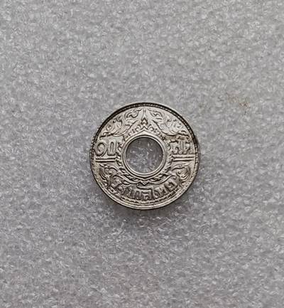 瓶子🏺第233期拍卖会 - 泰国（暹罗）1940年的10萨当（1/4铢）圆孔银币，是泰国近代货币史上的经典品种，融合了泰式艺术与西方造币工艺