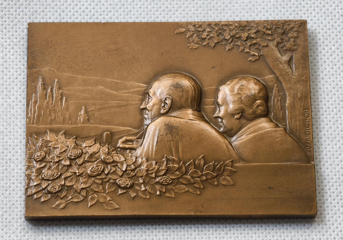 甄臻铺-世界币章拍卖（第55期），3月28日甄品场（直播拍卖）拍品征集中，送拍享返佣金等优惠多多 1969年金婚纪念章，尺寸57×79mm 重量186g。整体品相没什么问题，厚重。