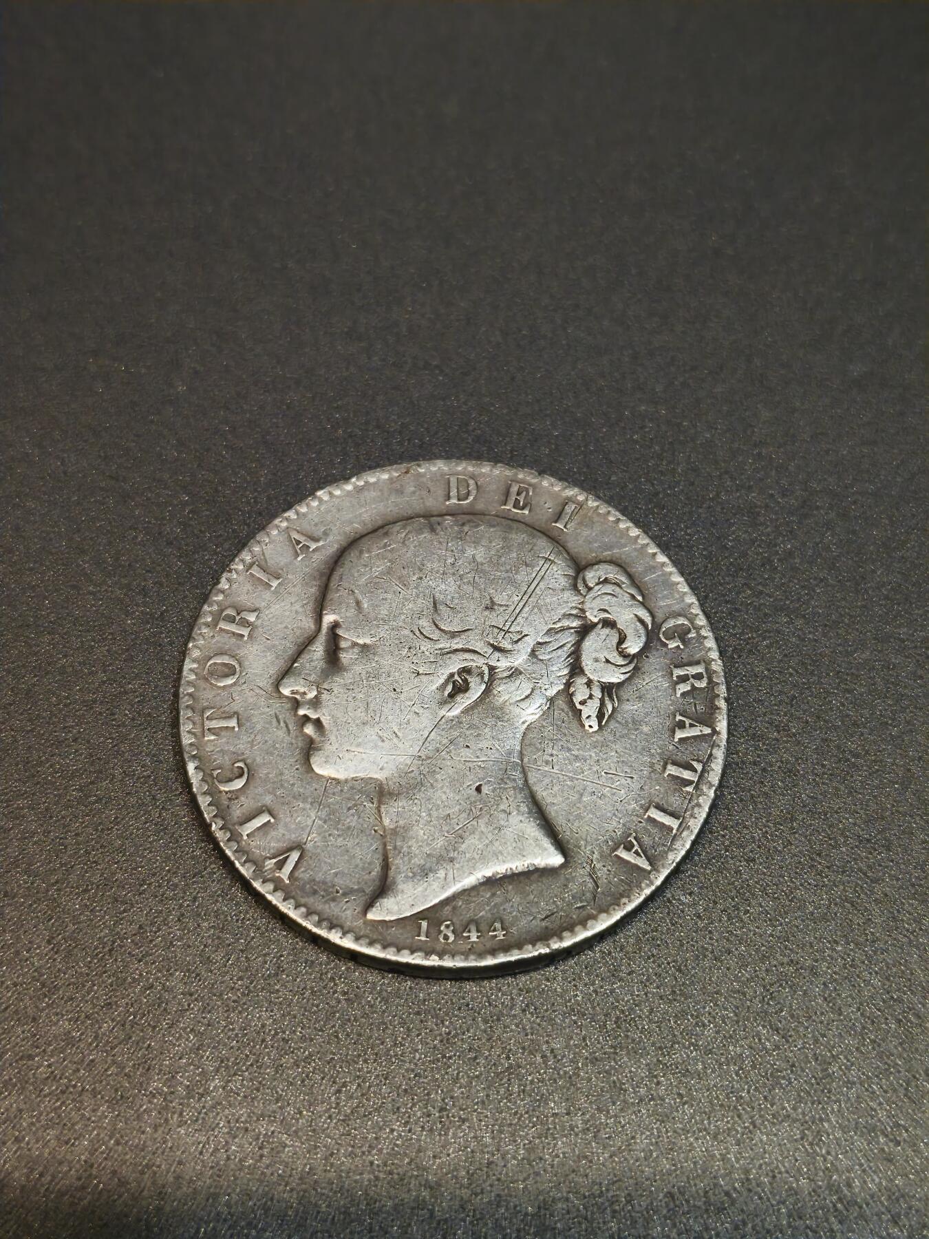 国内外机制币银元拍场 小精品场 1844英国小维克朗大银币，维多利亚青年版，流通品相如图 状态尚可，925银，保真