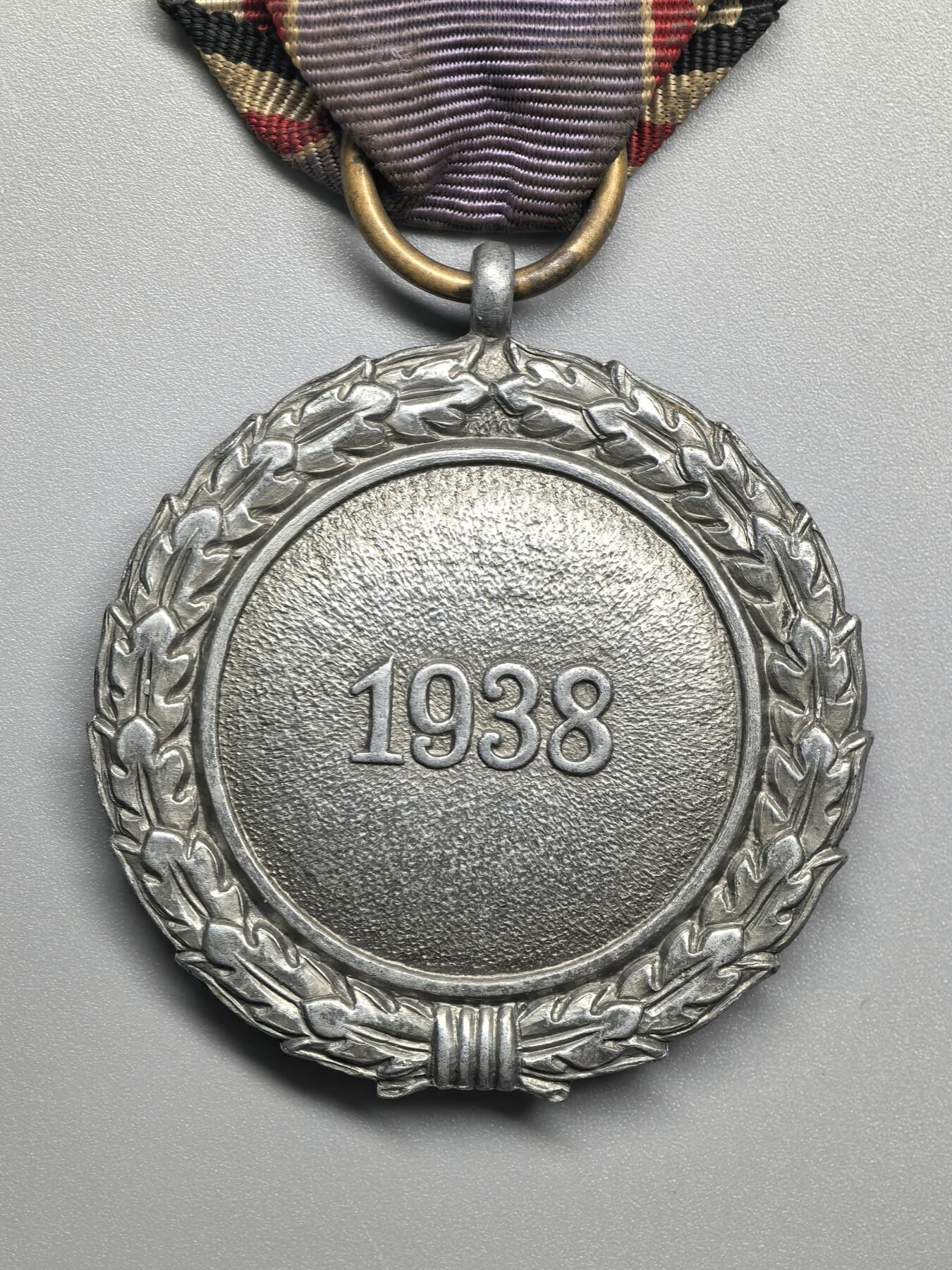 小驴勋章奖章收藏3月21日周六晚六点拍卖（珍爱和平，收藏战争，铭记历史，勿忘国耻，忠党爱国。有偿代拍，送拍规则在简介最后，参拍须阅读规则后再参拍，关系到运费包装发货时效真假辨别等关键信息，拍卖时不再发原图，看大图店主微信码在拍卖店铺介绍里） 得三二级空袭防御奖章，早期合金材质，长绶带