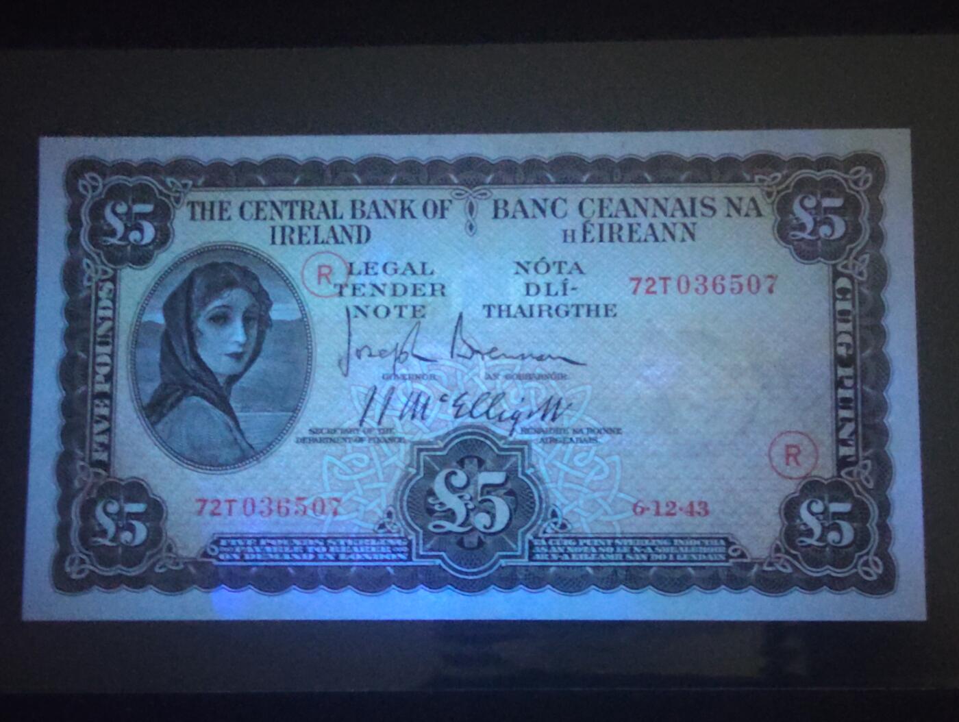 2026三月第三期，总第220期 爱尔兰1943年5镑AUNC，早期下方有英爱两国货币互换协议的版本，以及加盖二战时期印刷的紧急识别字母，爱尔兰人格化象征“拉维利夫人”，稀有战时中高面值