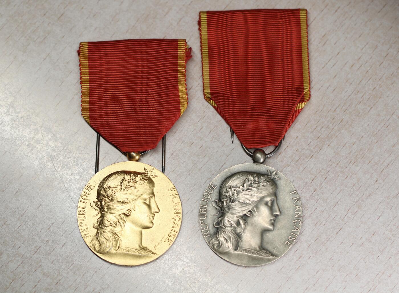 大猫徽章拍卖 第290期 法国军事工业协会奖章金银级一对，均为银制(总重约54克)，分别授予M.C.Godfroy与 M.J.Zieg ler