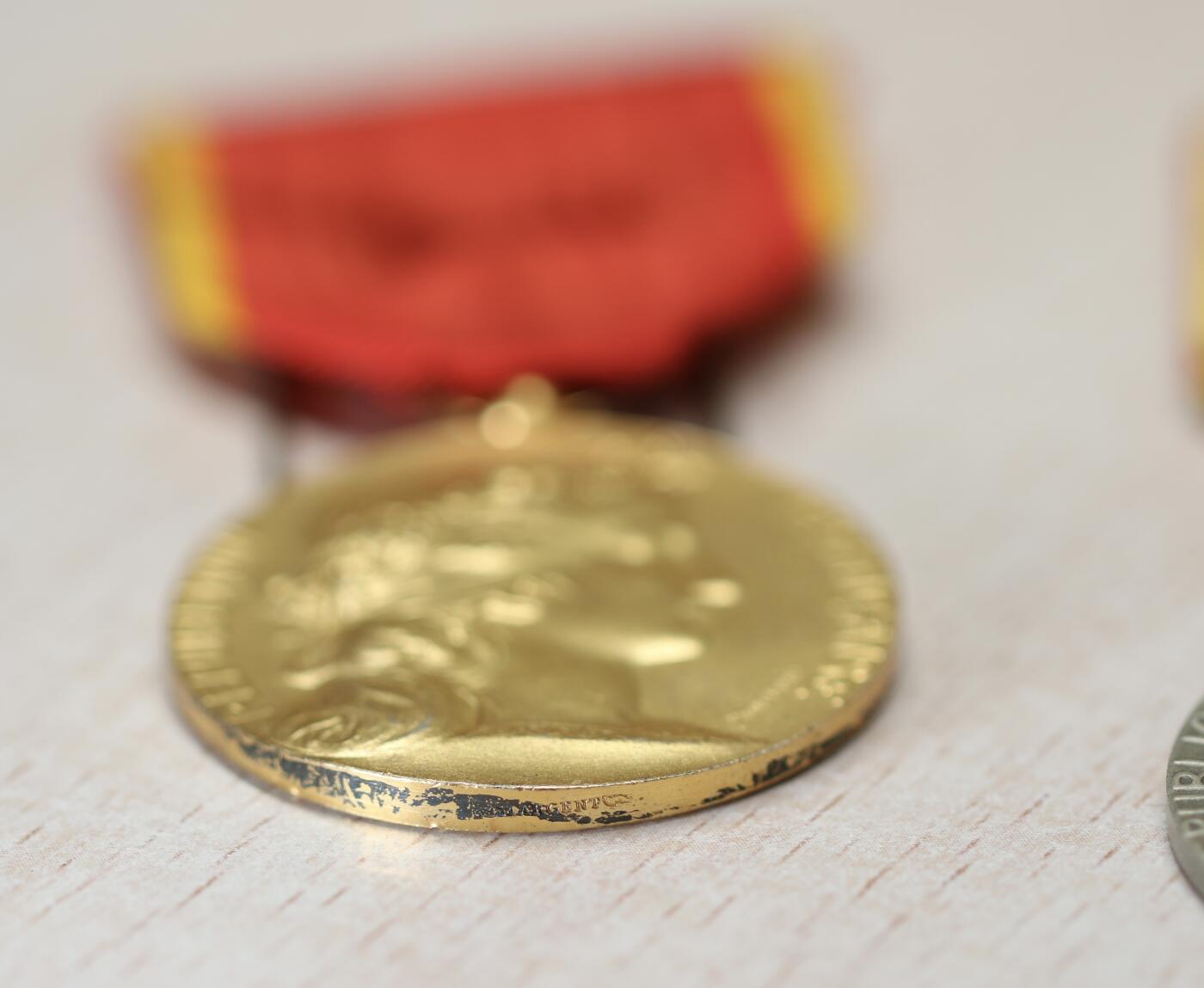 大猫徽章拍卖 第290期 法国军事工业协会奖章金银级一对，均为银制(总重约54克)，分别授予M.C.Godfroy与 M.J.Zieg ler