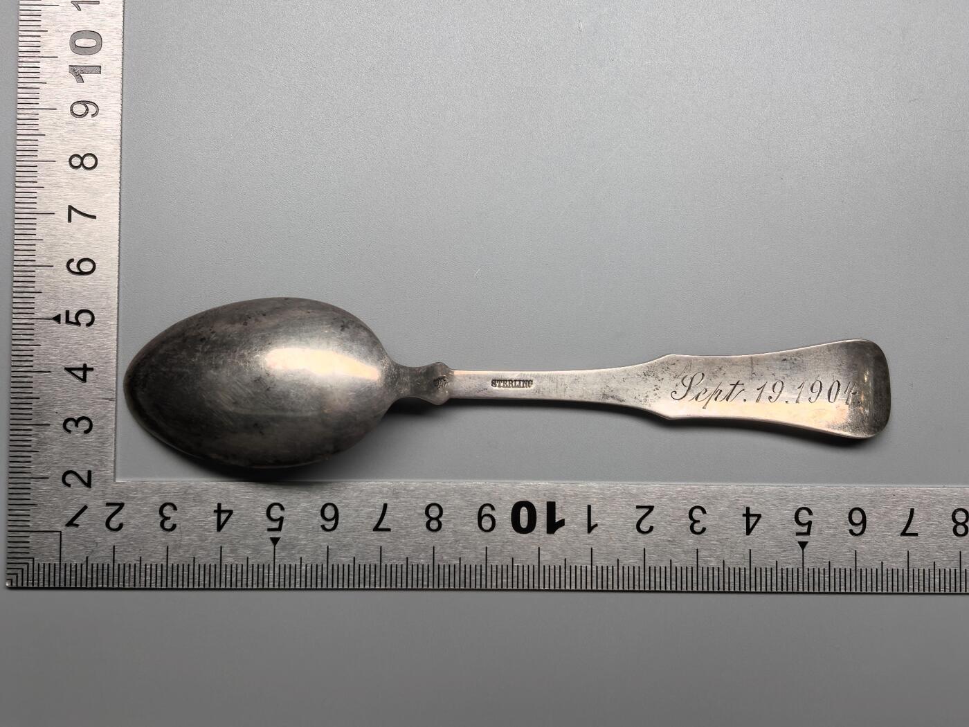 小驴勋章奖章收藏3月21日周六晚六点拍卖（珍爱和平，收藏战争，铭记历史，勿忘国耻，忠党爱国。有偿代拍，送拍规则在简介最后，参拍须阅读规则后再参拍，关系到运费包装发货时效真假辨别等关键信息，拍卖时不再发原图，看大图店主微信码在拍卖店铺介绍里） 美国925银银勺，1904年美国匹兹堡大学纪念银勺，20.6克