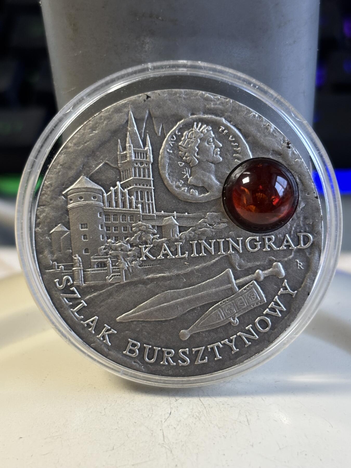 第194期拍卖 纽埃2008年琥珀之路系列首枚格但斯克镶嵌天然琥珀银币.925银，28.28克