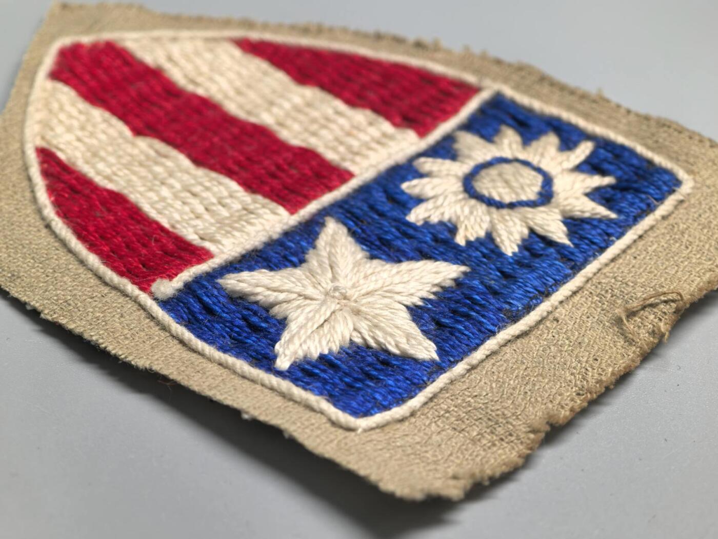 小驴勋章奖章收藏3月21日周六晚六点拍卖（珍爱和平，收藏战争，铭记历史，勿忘国耻，忠党爱国。有偿代拍，送拍规则在简介最后，参拍须阅读规则后再参拍，关系到运费包装发货时效真假辨别等关键信息，拍卖时不再发原图，看大图店主微信码在拍卖店铺介绍里） 二战CBI中缅印战区臂章，棉质，实发衣服剪裁下来