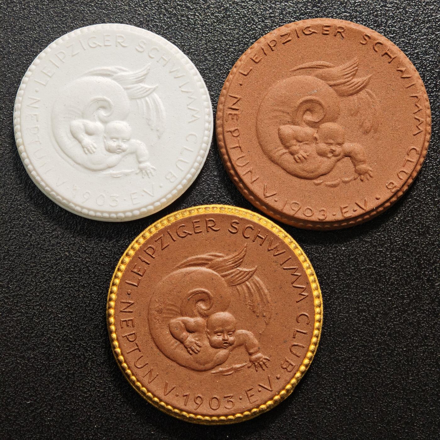 【德藏】世界币章拍卖第168期（拍品征集中~欢迎藏友联系） 3枚一组 1923年 德国紧急时期莱比锡海王星游泳俱乐部代用币迈森陶瓷纪念章 直径约：32.9mm～35.2mm；重约：6.4g～8g