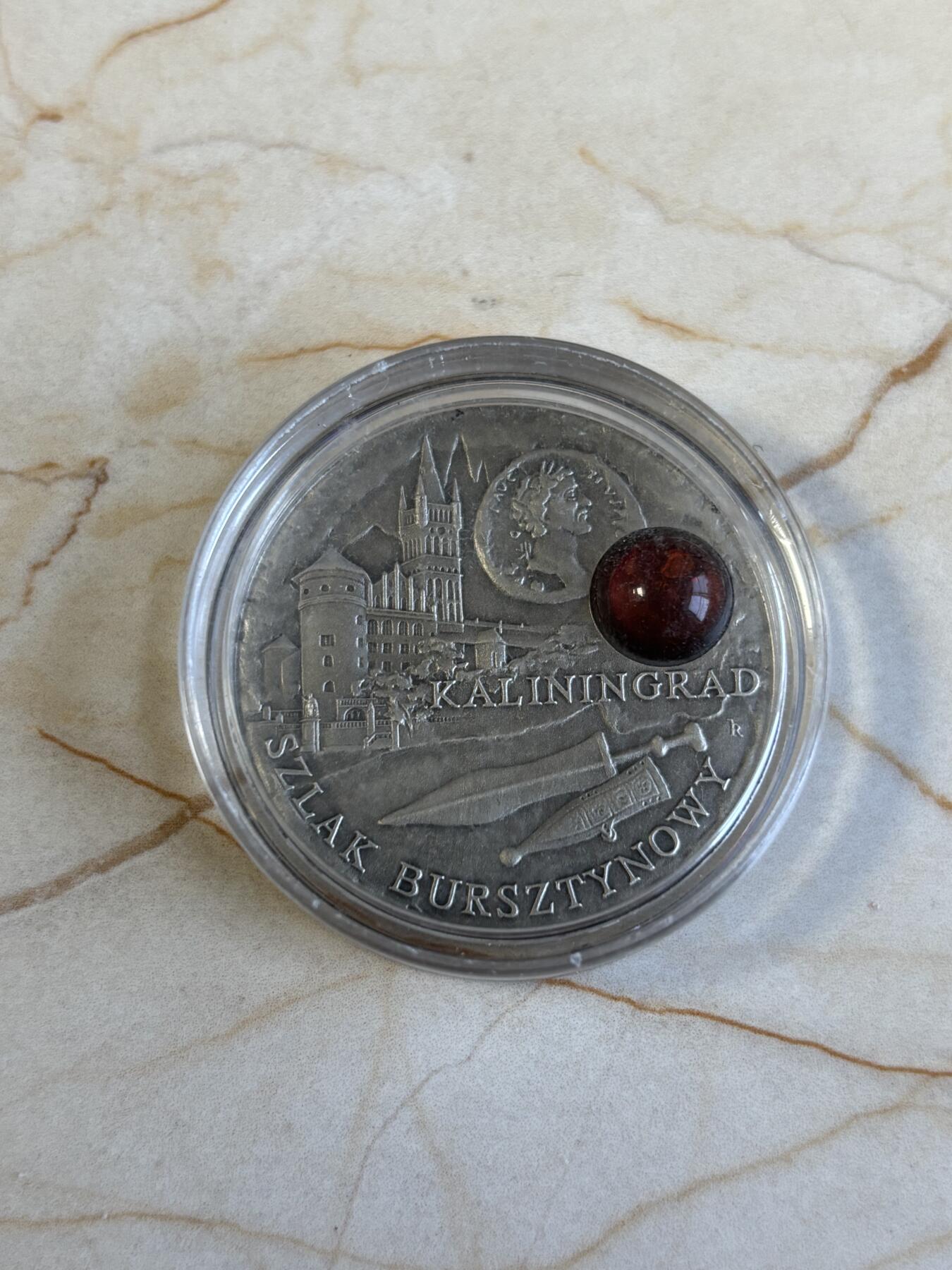 第194期拍卖 纽埃2008年琥珀之路系列首枚格但斯克镶嵌天然琥珀银币.925银，28.28克