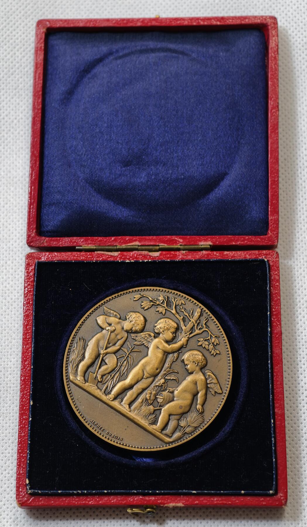 甄臻铺-世界币章拍卖（第55期），3月28日甄品场（直播拍卖）拍品征集中，送拍享返佣金等优惠多多