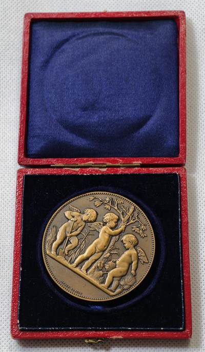 甄臻铺-世界币章拍卖（第55期），3月28日甄品场（直播拍卖）拍品征集中，送拍享返佣金等优惠多多 - 法国1938年蓬托-孔博园艺博览会纪念章（非原盒）59.2g 50mm。设计师A.Dubois，品相不错。