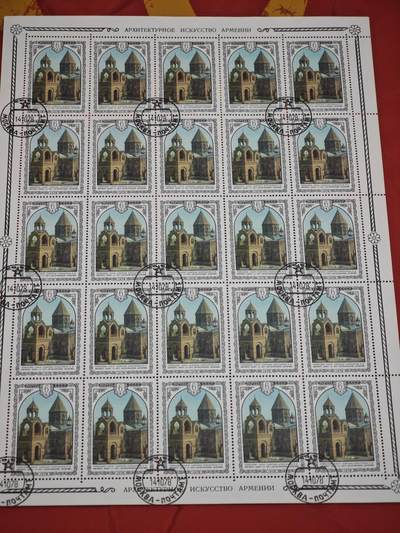 橙子收藏第六期 - 1978年，苏联邮政推出「亚美尼亚建筑艺术」系列纪念邮票，聚焦中世纪宗教建筑遗产，展现苏联加盟共和国的多元文化。本品为该系列单票整版，埃奇米阿津大教堂，4世纪的教堂是亚美尼亚使徒教会的总部，也是亚美尼亚最具代表性的宗教建筑，被联合国教科文组织列为世界文化遗产。