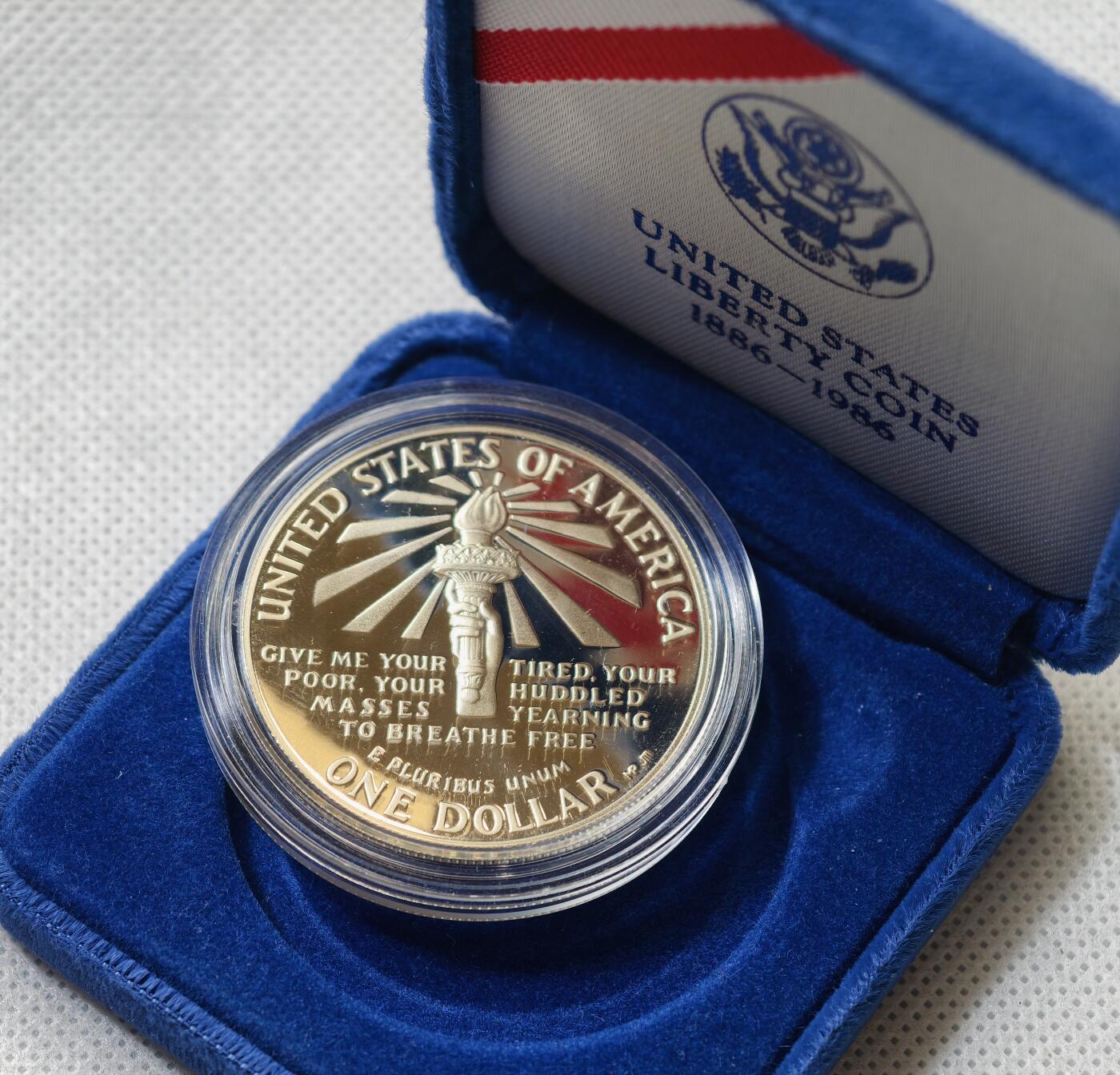 甄臻铺-世界币章拍卖（第55期），3月28日甄品场（直播拍卖）拍品征集中，送拍享返佣金等优惠多多 美国1986年自由女神像，百年精致银币带原盒，26.7克9成银，保存完好无氧化。兼具收藏与艺术价值。