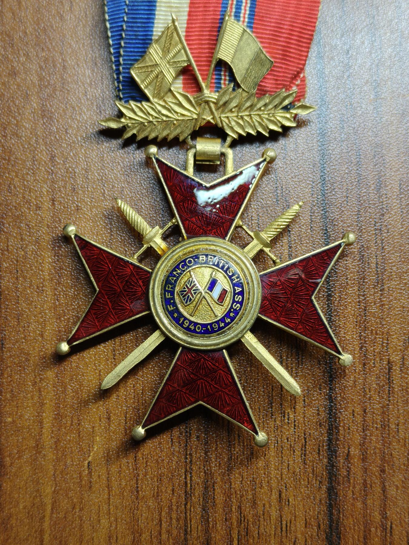 蜀地medal徽章收藏 春季精品拍场 英法友好协会 指挥官级功绩勋章 授予自由法国军队成员、法国抵抗运动成员和英国特别行动执行处（SOE）人员，以表彰参与从英国发起的抵抗纳粹侵略、直至1945年解放和盟军胜利的战役中，军人和文职人员所作出的杰出贡献。