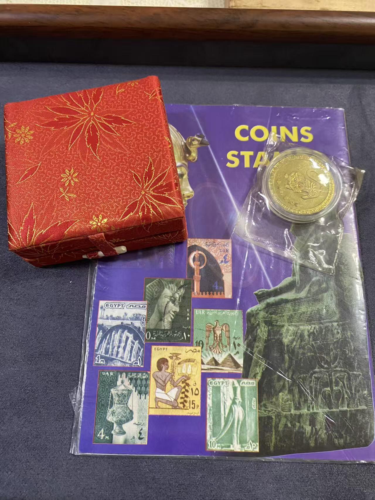 日日生财—方圆世界（全场包邮） 上海世博览会纪念章 铜质镀金 + 上海集邮公司生肖虎纪念铜章背面12生肖八卦图+ 埃及纸币、硬币、邮票合册