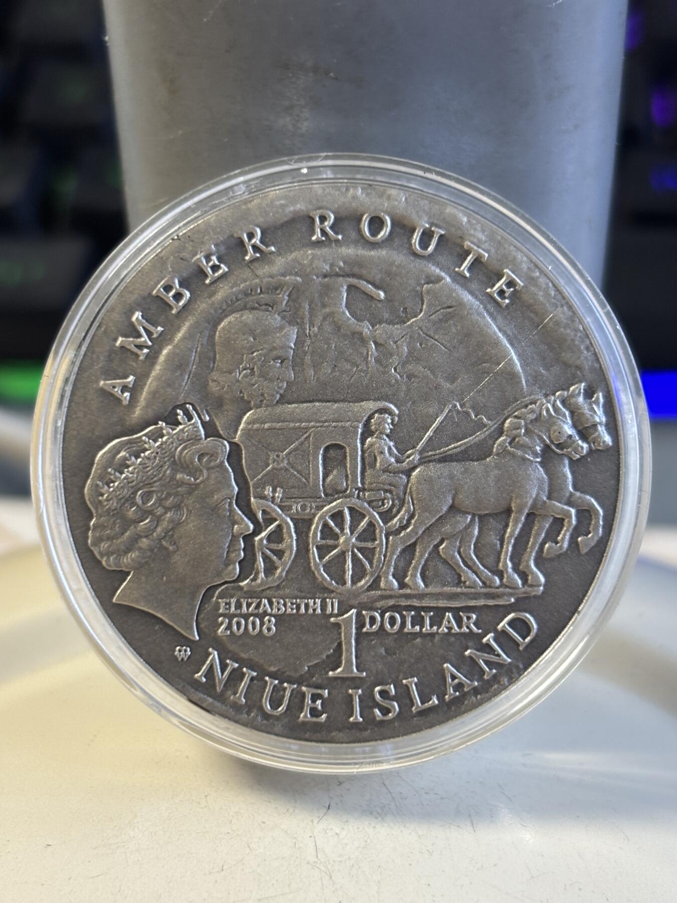 第194期拍卖 纽埃2008年琥珀之路系列首枚格但斯克镶嵌天然琥珀银币.925银，28.28克