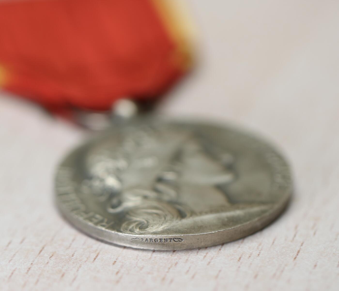 大猫徽章拍卖 第290期 法国军事工业协会奖章金银级一对，均为银制(总重约54克)，分别授予M.C.Godfroy与 M.J.Zieg ler