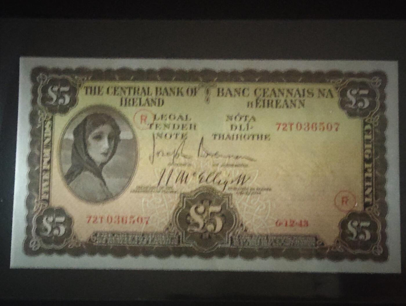 2026三月第三期，总第220期 爱尔兰1943年5镑AUNC，早期下方有英爱两国货币互换协议的版本，以及加盖二战时期印刷的紧急识别字母，爱尔兰人格化象征“拉维利夫人”，稀有战时中高面值