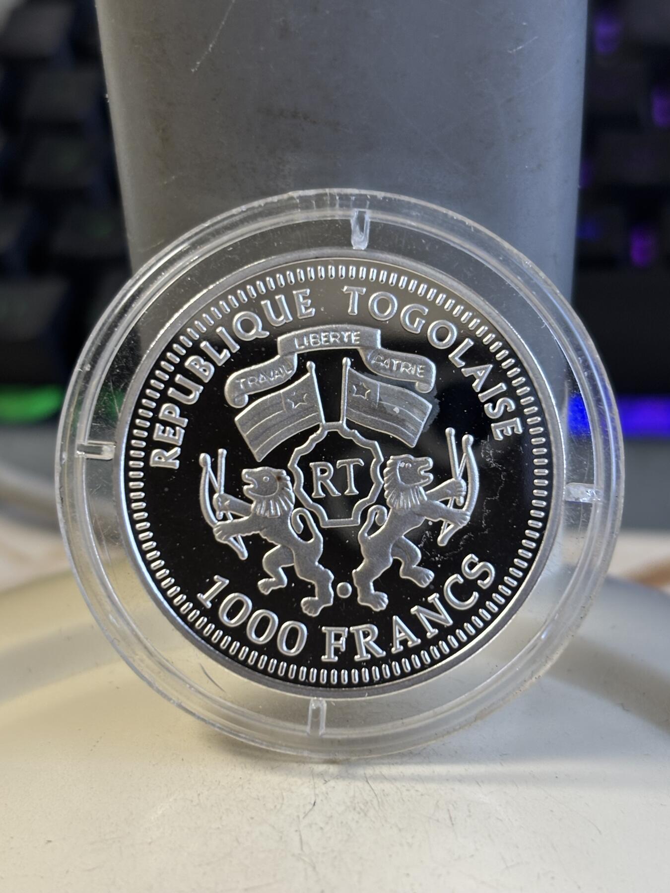 第194期拍卖 多哥2004年历史人物弗里德里希·冯·精制纪念银币，999银，15克，发行5000枚，塑料盒有裂痕，币有白斑，