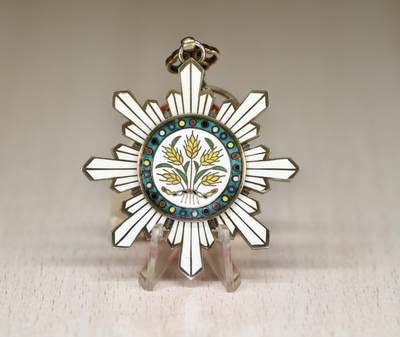 大猫徽章拍卖 第290期 - 北洋政府四等嘉禾勋章，珐琅花结保存很好，挂环带戳，少见插针式可能为外授，盒子为后造，鲁迅获得过这个级别的勋章