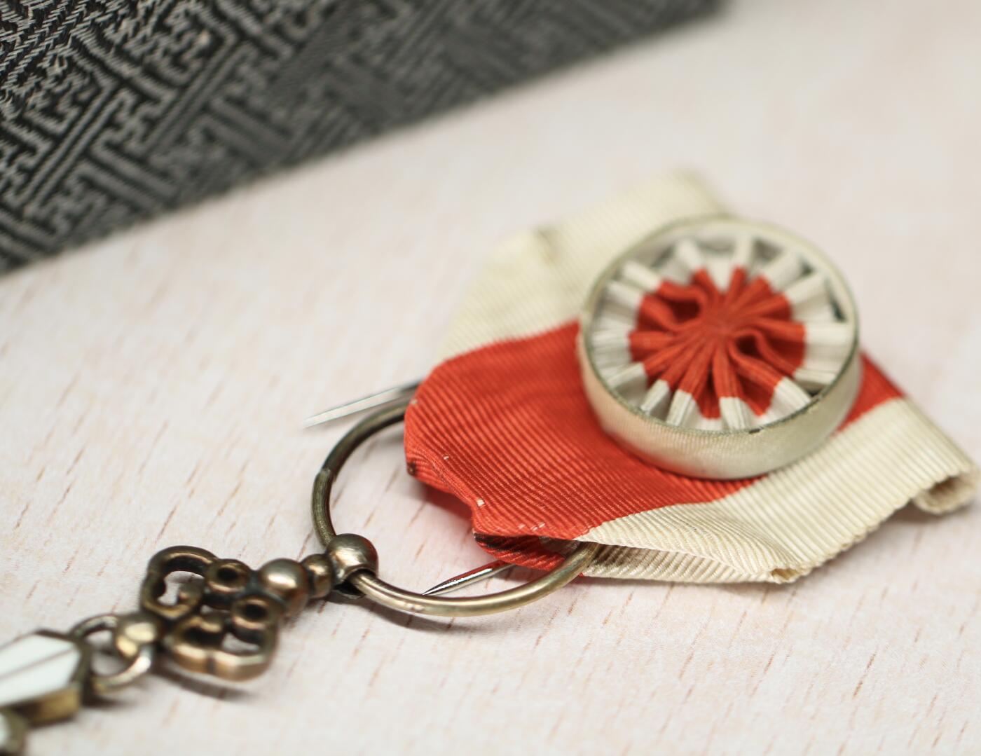 大猫徽章拍卖 第290期 北洋政府四等嘉禾勋章，珐琅花结保存很好，挂环带戳，少见插针式可能为外授，盒子为后造，鲁迅获得过这个级别的勋章