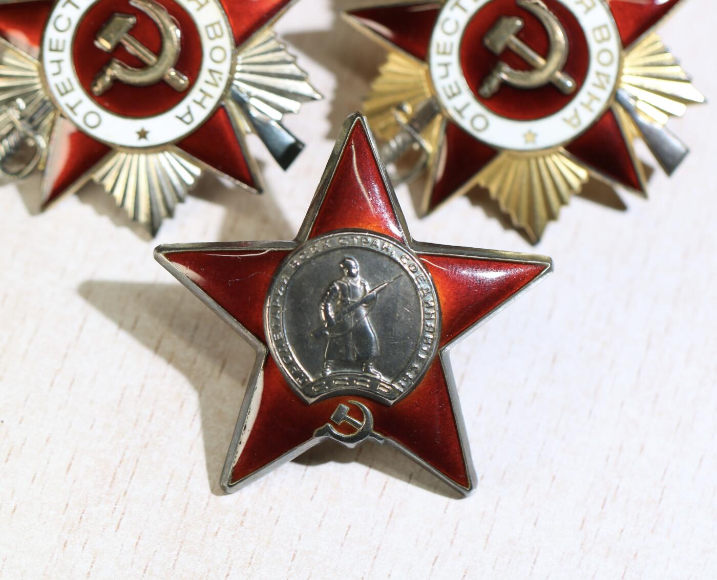大猫徽章拍卖 第290期 苏联红星勋章 85一卫二卫一组