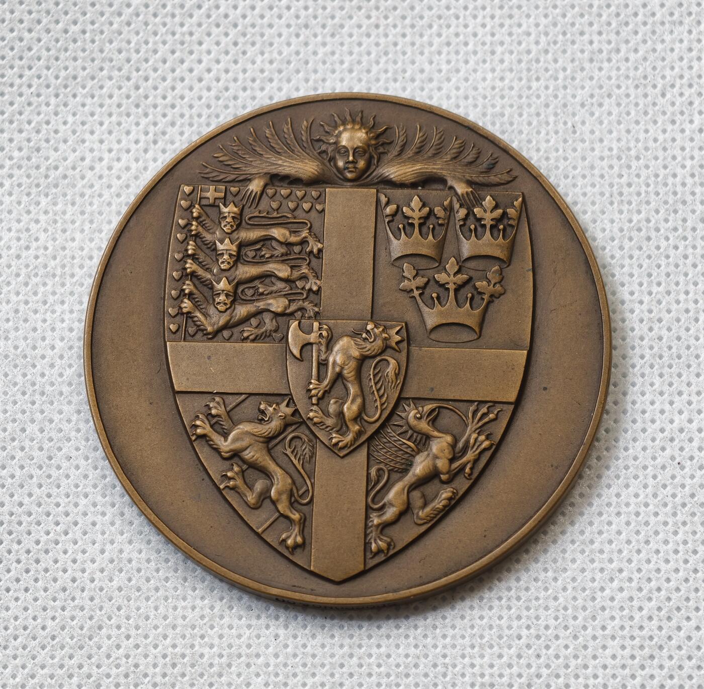 甄臻铺-世界币章拍卖（第55期），3月28日甄品场（直播拍卖）拍品征集中，送拍享返佣金等优惠多多 1934年瑞典马尔默建城500周年纪念章 雕刻师Alfred Ohlson。直径56.3mm 重量74.3g。发行机构：斯科纳钱币协会。