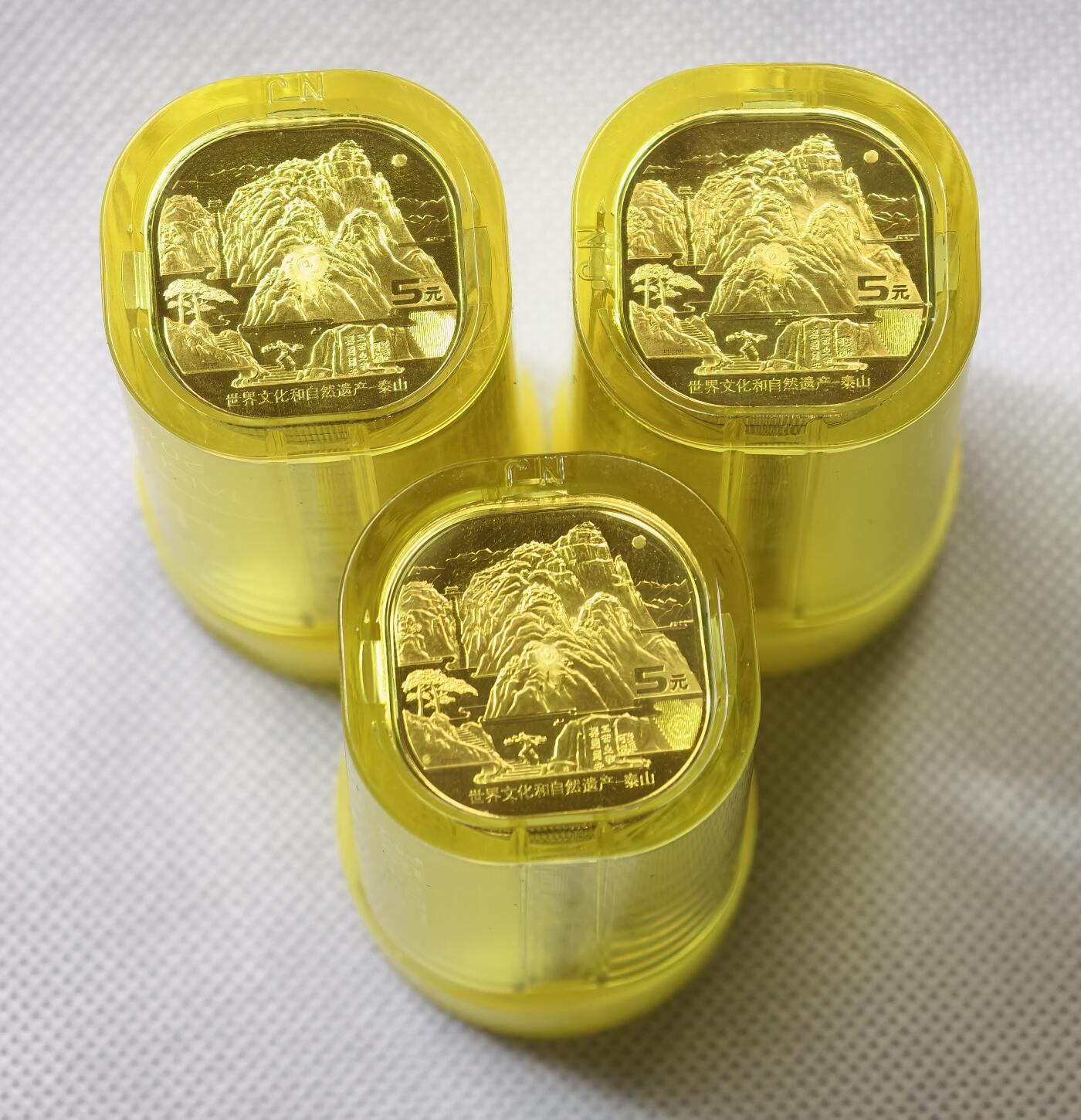 甄臻铺-世界币章拍卖（第55期），3月28日甄品场（直播拍卖）拍品征集中，送拍享返佣金等优惠多多 四大名山龙头币泰山5元纪念币3筒60枚