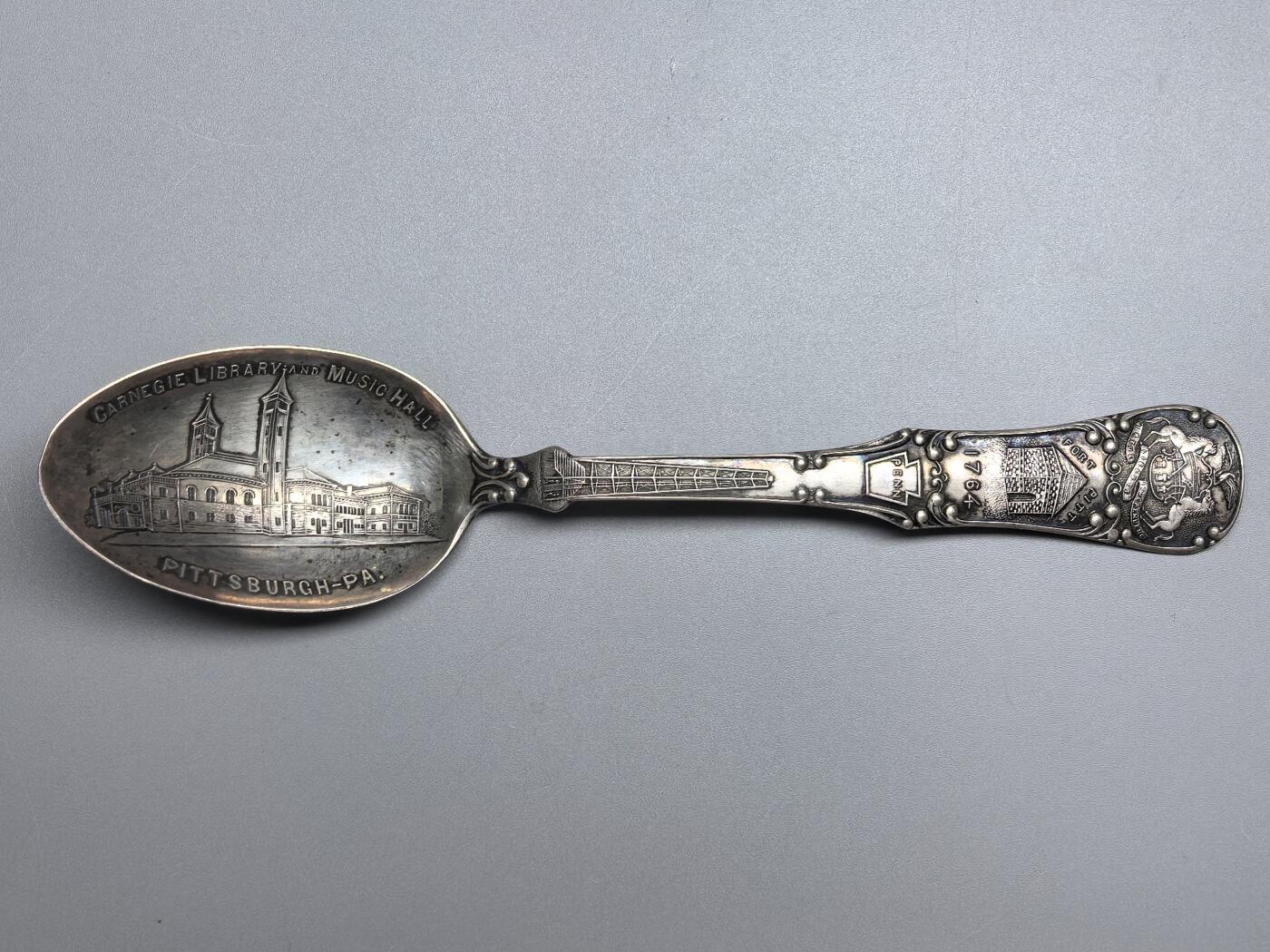 小驴勋章奖章收藏3月21日周六晚六点拍卖（珍爱和平，收藏战争，铭记历史，勿忘国耻，忠党爱国。有偿代拍，送拍规则在简介最后，参拍须阅读规则后再参拍，关系到运费包装发货时效真假辨别等关键信息，拍卖时不再发原图，看大图店主微信码在拍卖店铺介绍里） 美国925银银勺，1904年美国匹兹堡大学纪念银勺，20.6克