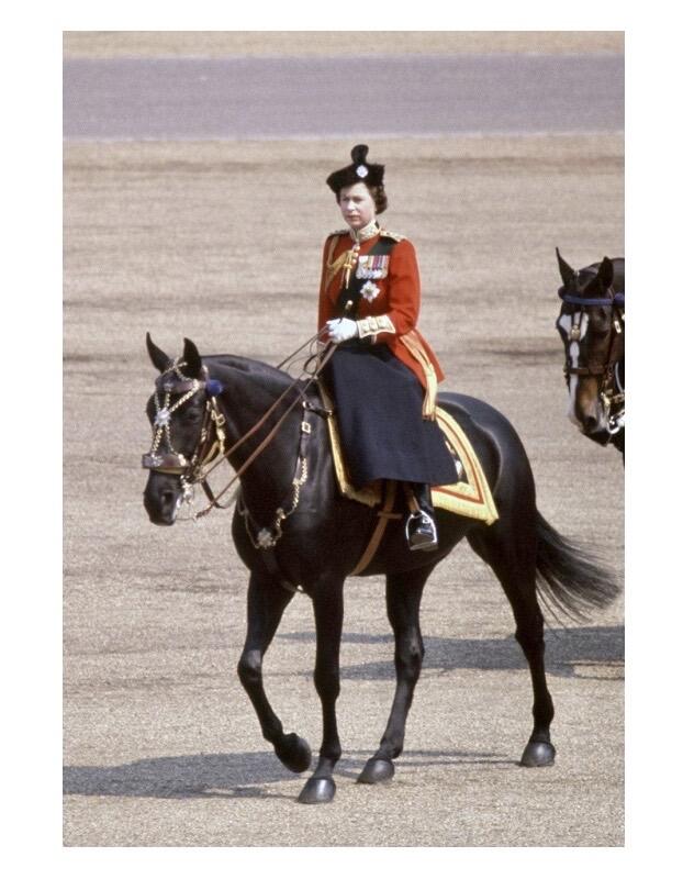 纯手工 英国1977年 伊丽莎白骑马镀金高浮雕精制币章吊坠 50MM