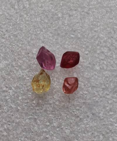 瓶子🏺第233期拍卖会 - 一堆颜色不一红粉蓝宝石原石缅甸产