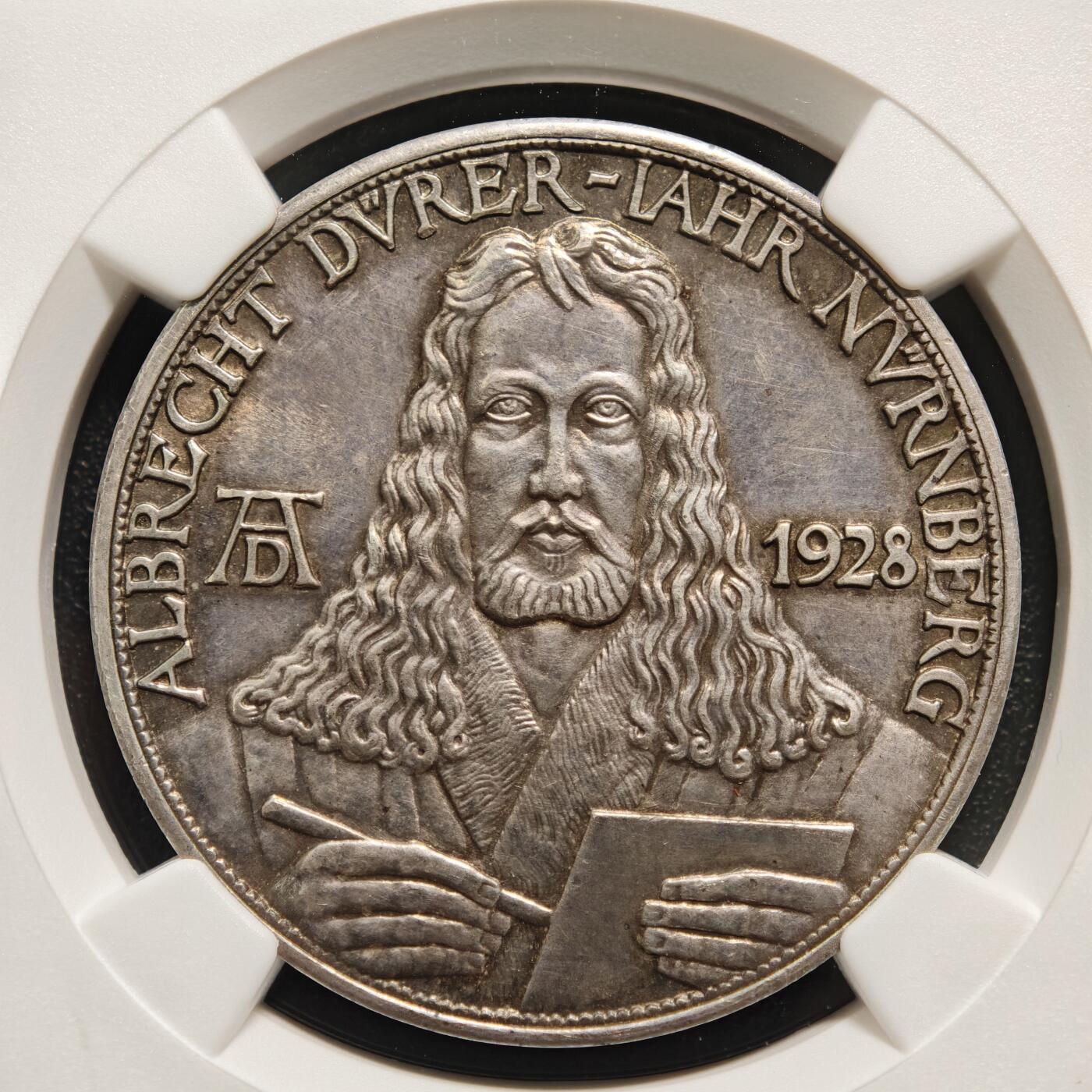 【德藏】世界币章拍卖第168期（拍品征集中~欢迎藏友联系） 928年 德国魏玛纪念画家阿尔布雷希特·丢勒逝世400周年纪念银章 NGC MS64 正面是画家丢勒长发披肩的自画像，背面是身穿长袍、左手抱圣经、右手持长剑的丢勒站立像，稀少品种，五彩包浆特别吸引人