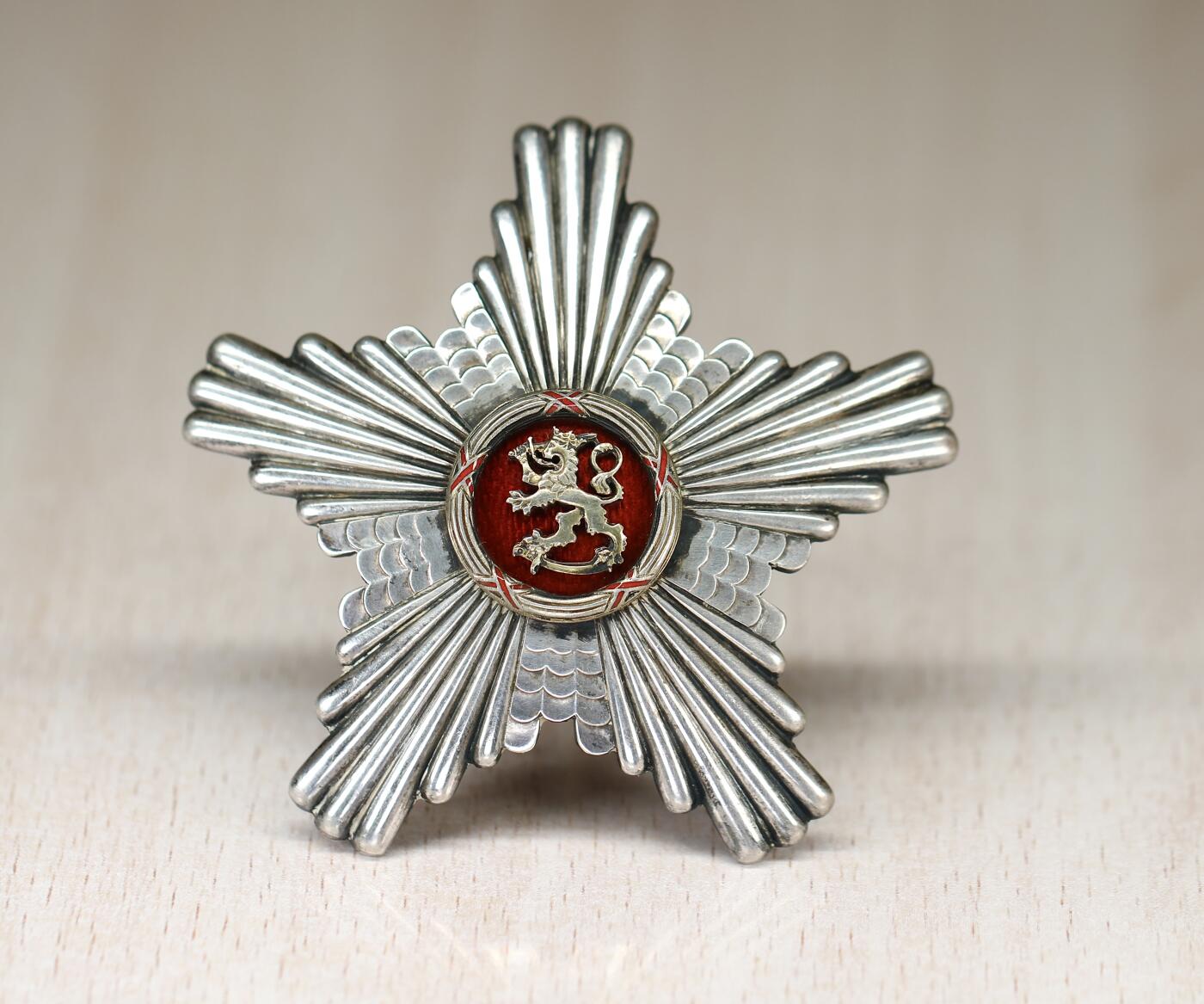 大猫徽章拍卖 第290期 芬兰雄狮勋章星芒 银制带标 