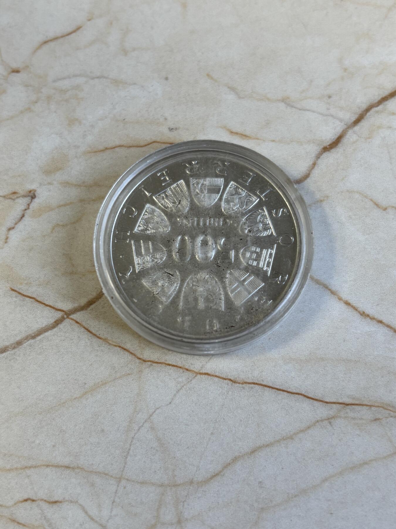 第194期拍卖 奥地利1985年40年和平纪念银币，24克，925银，塑料盒有瑕疵